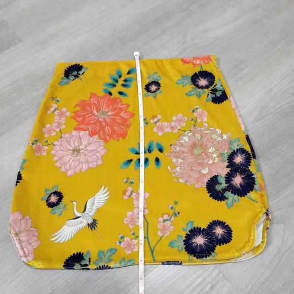 PrettyLittleThing velvety floral yellow mini skirt - Picture 11 of 15
